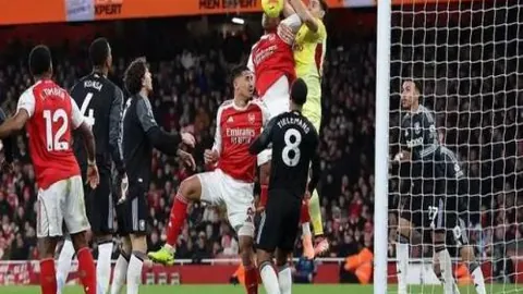 萨拉赫五大联赛传射次数逼近49，仅次于梅西C罗，自06／07赛季始位居第二。