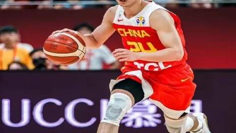 男篮逆境逆袭，新生双星闪耀28分力挽狂澜，郭士强松一口气